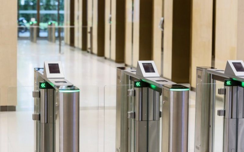 Catracas e controle de acesso em entrada corporativa