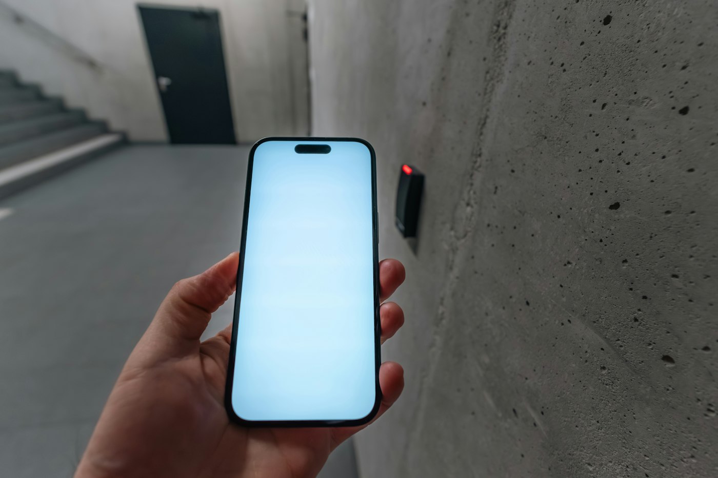 Celular usado em um ponto de acesso eletrônico